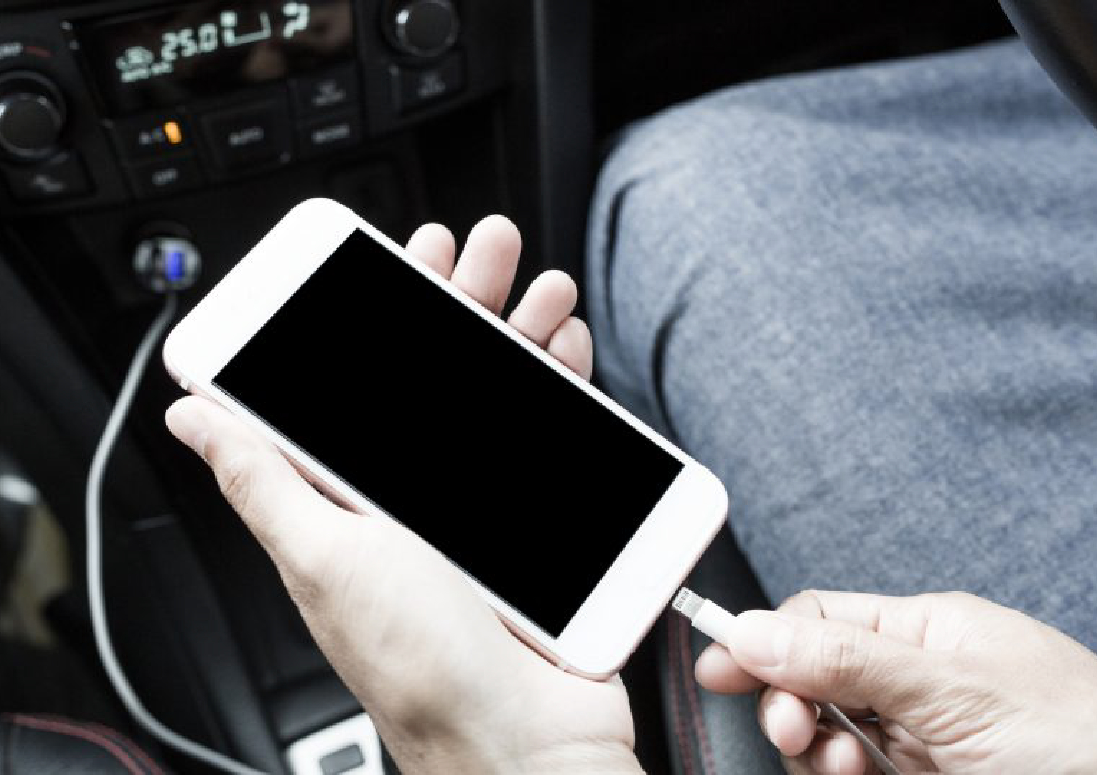 Por qué no deberías cargar tu celular en el coche - Image